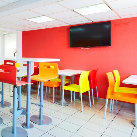 Premiere Classe Montreuil Exterior foto The interior of a typical McDonald's restaurant