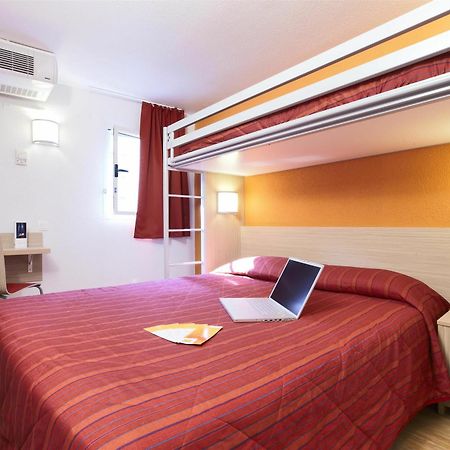 Premiere Classe Montreuil Montreuil  Exterior foto A typical room at a B&B