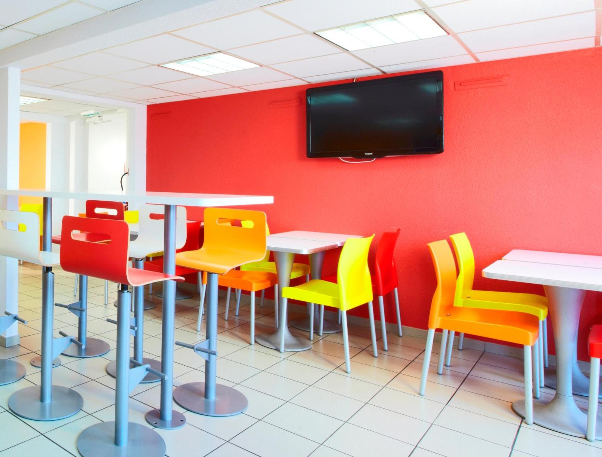 Premiere Classe Montreuil Montreuil  Exterior foto The interior of a typical McDonald's restaurant