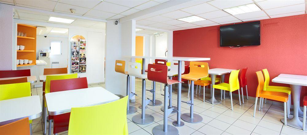 Premiere Classe Montreuil Montreuil  Exterior foto The interior of a typical Ibis budget hotel