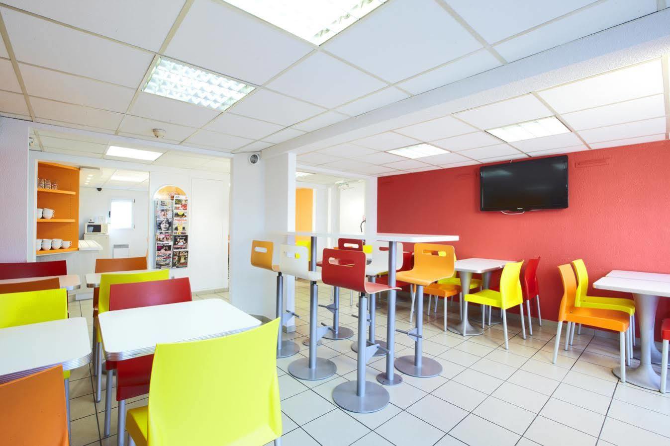 Premiere Classe Montreuil Exterior foto The interior of a typical Ibis budget hotel